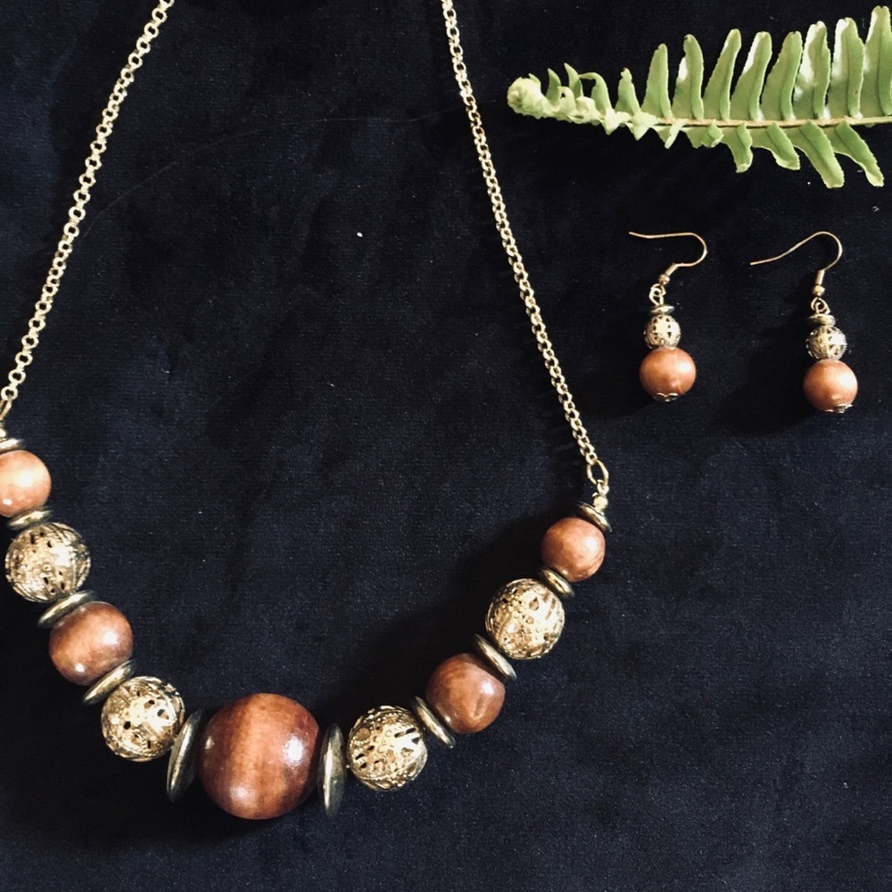 Set of wooden beaded necklace and earrings!🙌🏻